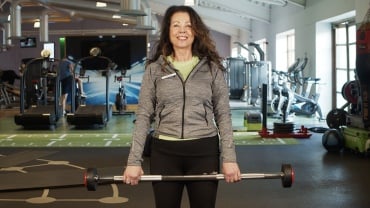 female-personal-trainer-demonstrating-barbell-lift