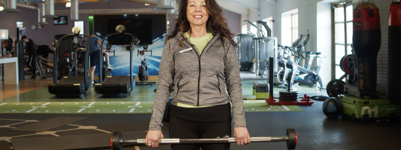 female-personal-trainer-demonstrating-barbell-lift