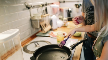 child-cooking-with-her-mum