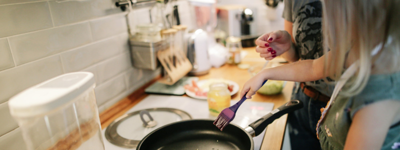 child-cooking-with-her-mum