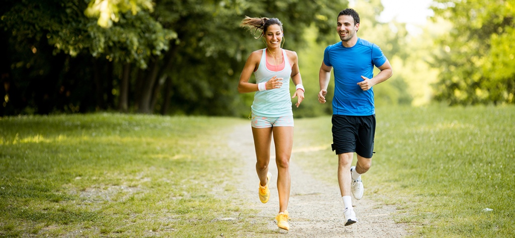 couple-running-in-park