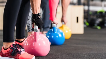 people-lifiting-kettlebells-functional-training