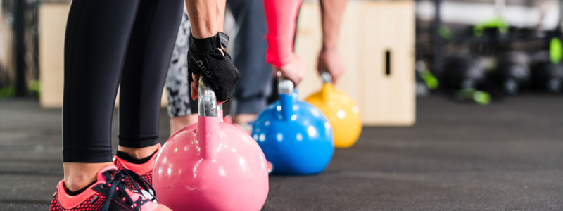 people-lifiting-kettlebells-functional-training