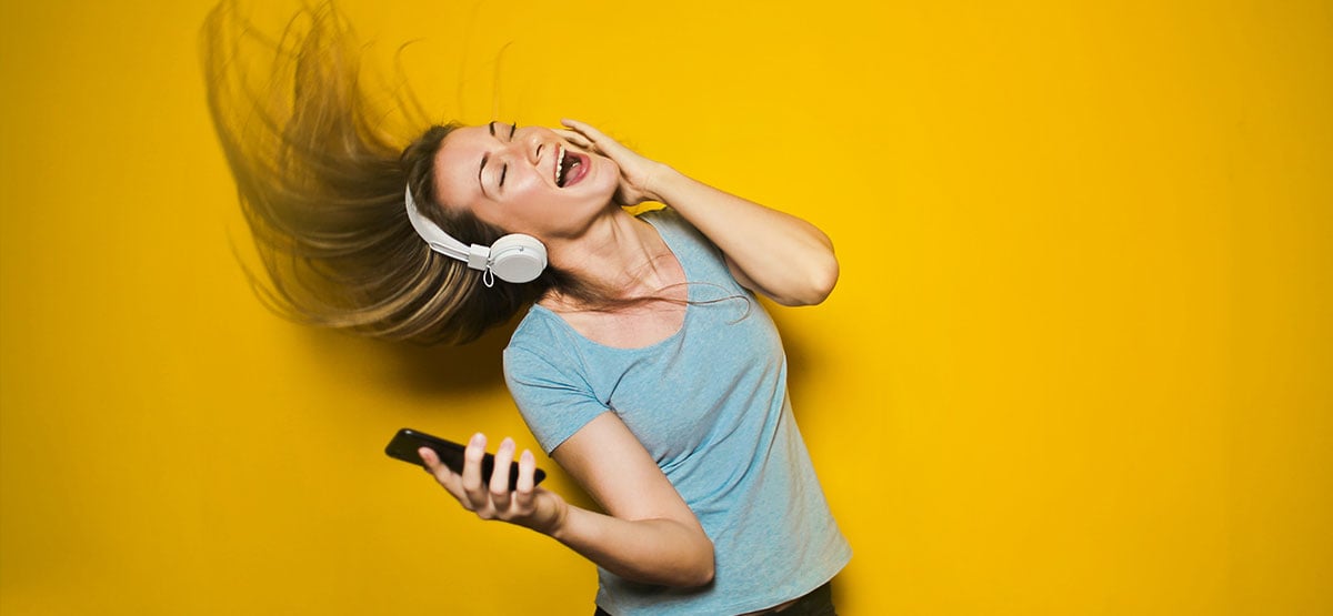 Woman-dancing-listenting-to-music