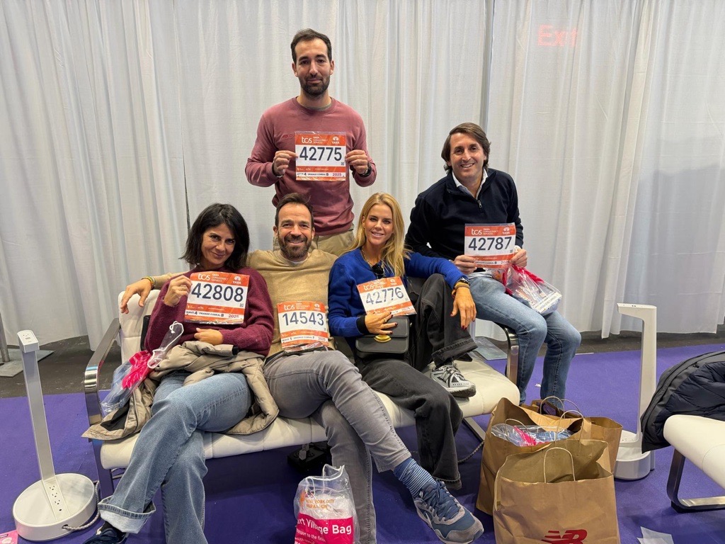 El equipo del running club de David Lloyd Aravaca recogiendo sus dorsales para la maratón de Nueva York