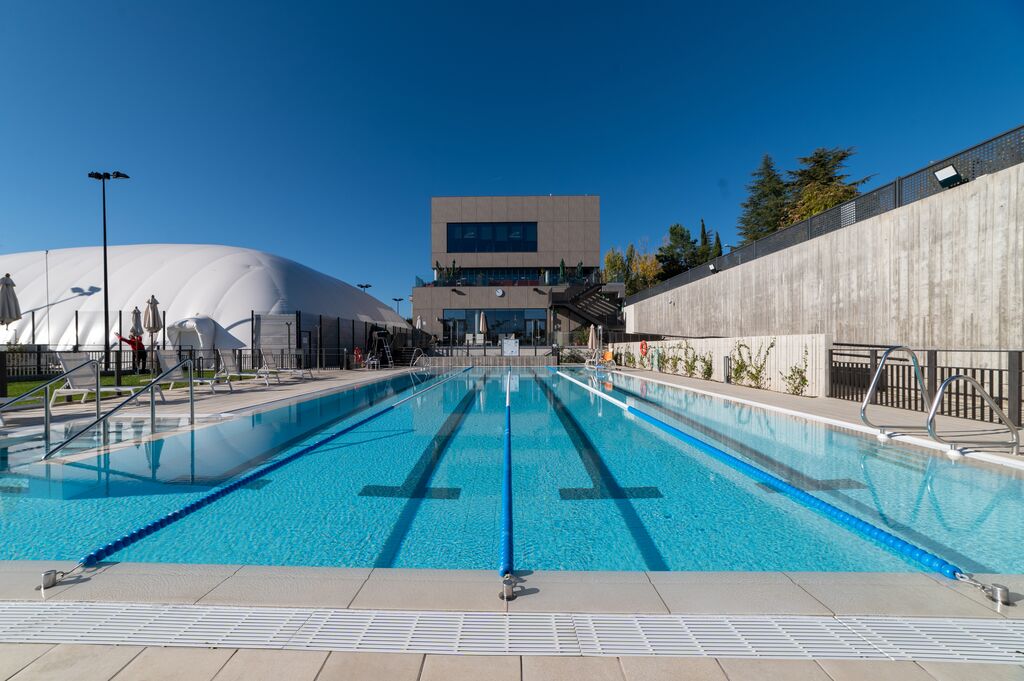 Piscina exterior en David Lloyd Aravaca
