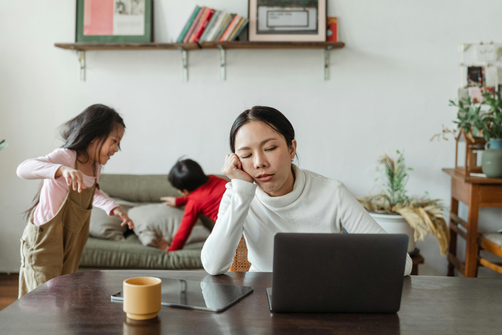 mamma-sola-con-figli-al-computer