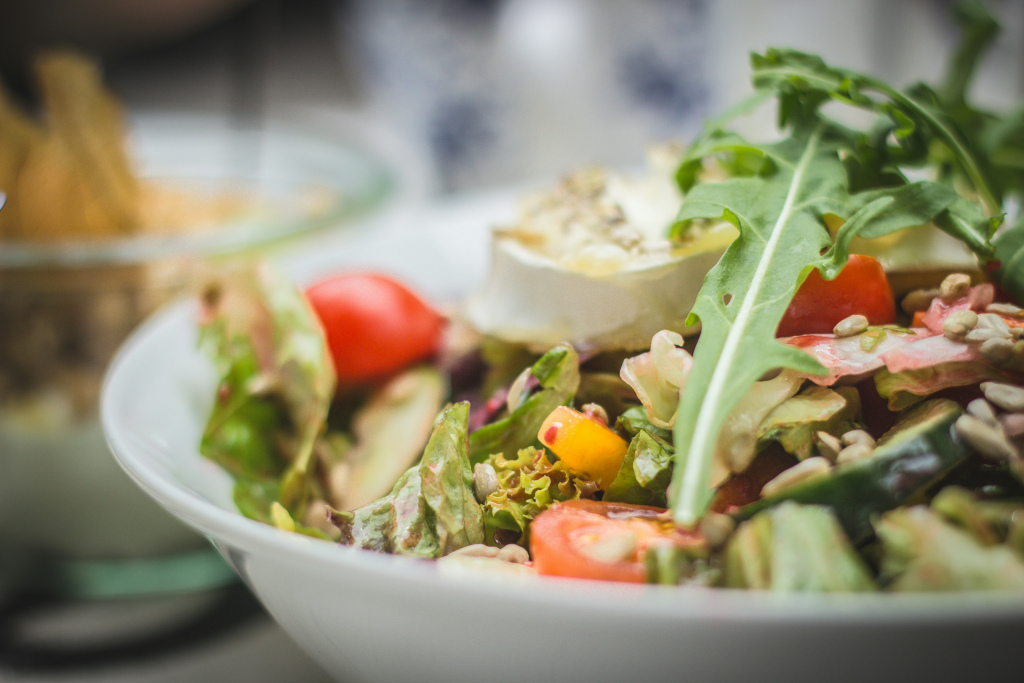 Insalata di farro con verdure fresche, pomodorini, rucola e formaggio fresco.